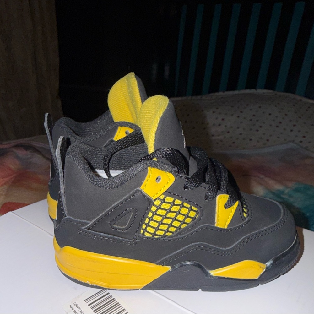 Jordan 4 Retro Thunder - Picture 3 of 5